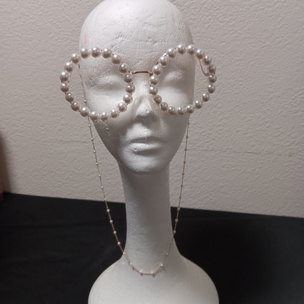 Chic Pearl-Accented Glasses with Gold Chain